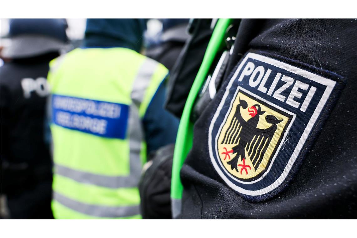 Bundespolizisten haben bei zwei Jugendlichen in Neumünster Waffen sichergestellt. (Symbolfoto)
