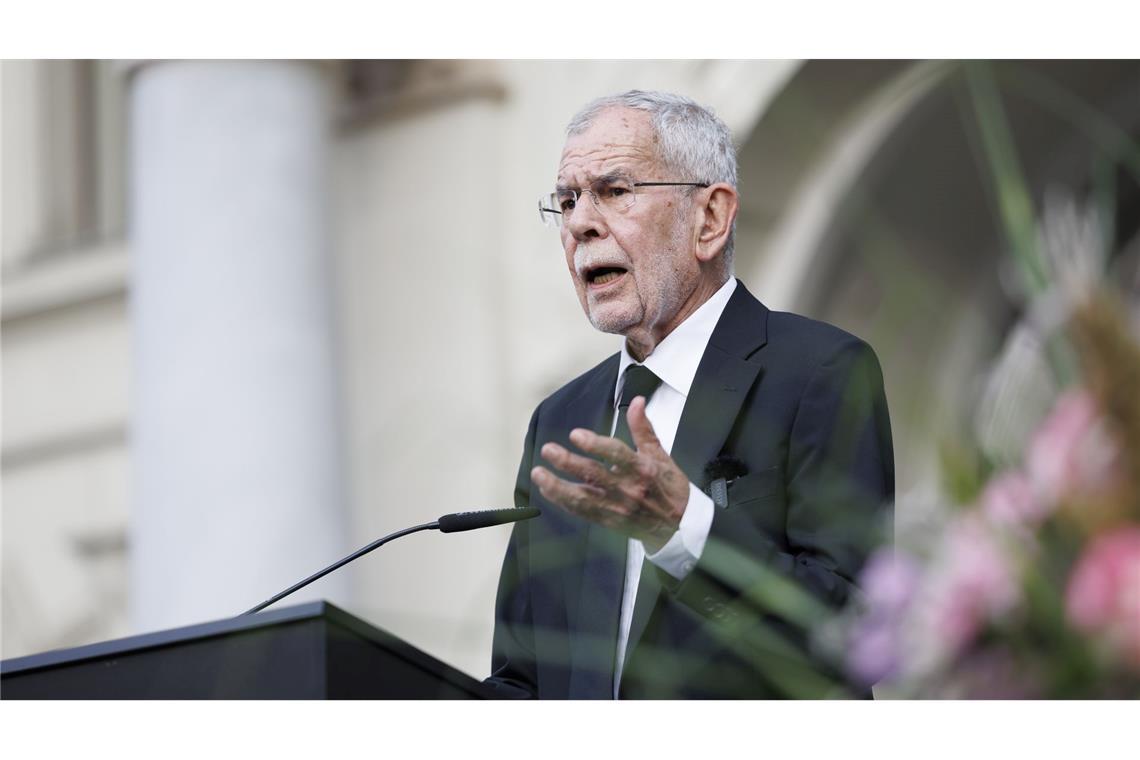 Amoklauf entfacht Debatte über Waffenrecht in Österreich Bundespräsident Alexander van der Bellen schaltet sich in die Waffen-Debatte ein.