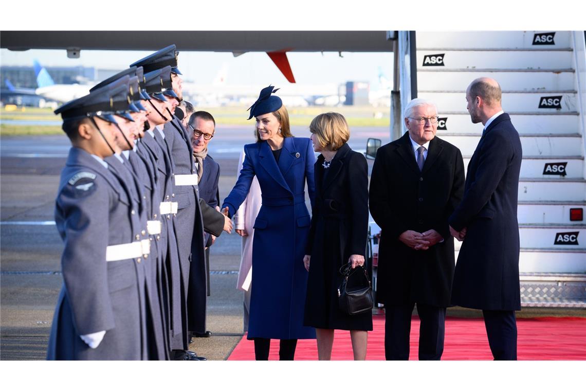 Bundespräsident Frank-Walter Steinmeier (2.v.r) und seine Frau Elke Büdenbender (Mitte l) kommen auf dem Flughafen London Heathrow an und werden dort von Prinz William, Prinz von Wales, und Prinzessin Kate, Prinzessin von Wales, begrüßt. Bundespräsident Steinmeier und seine Frau sind zu einem dreitägigen Staatsbesuch im Vereinigten Königreich Großbritannien und Nordirland.