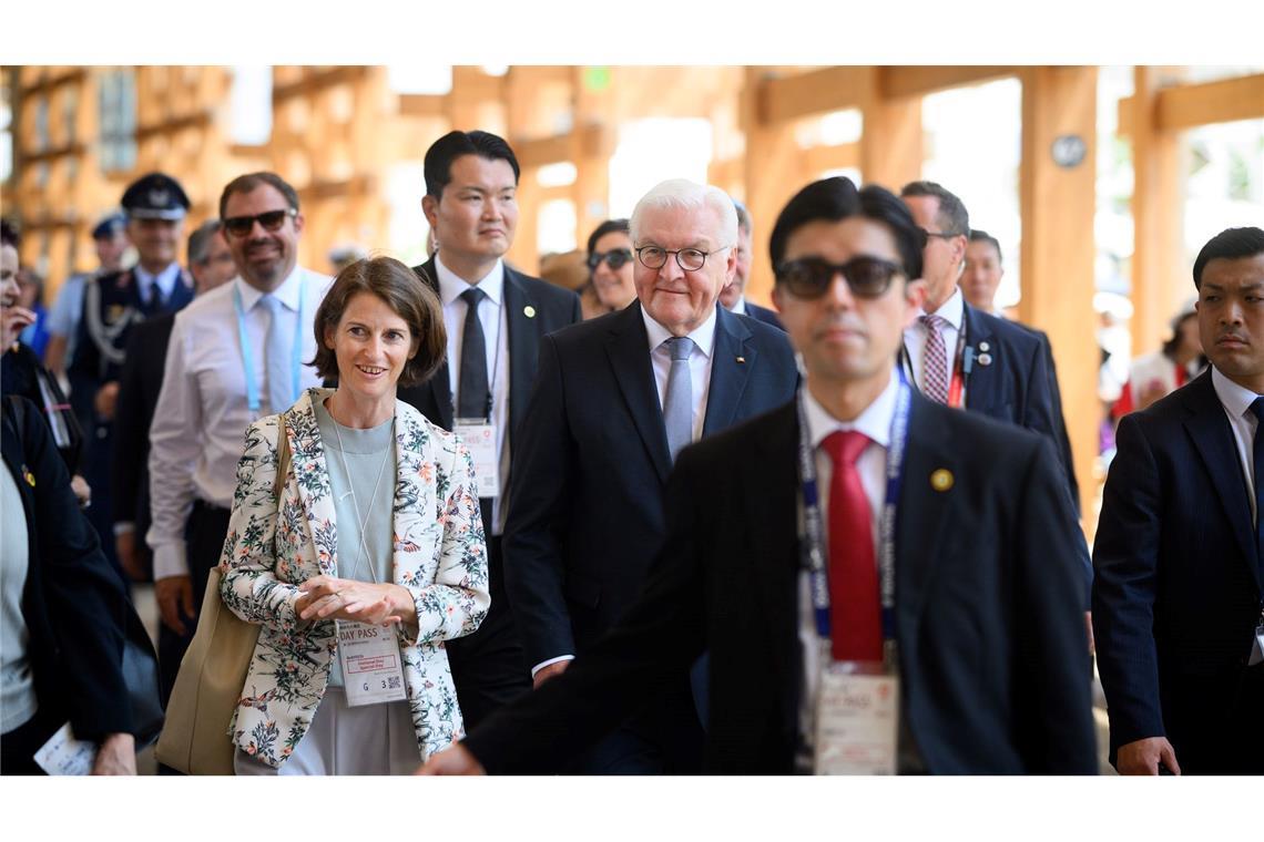 Bilder des Tages Bundespräsident Frank-Walter Steinmeier geht zusammen mit Melanie Saxinger (l), Generalkonsulin der Bundesrepublik Deutschland in Osaka-Kobe, und zahlreichen Sicherheitskräften und Personenschützern über das Gelände der EXPO 2025 Osaka.