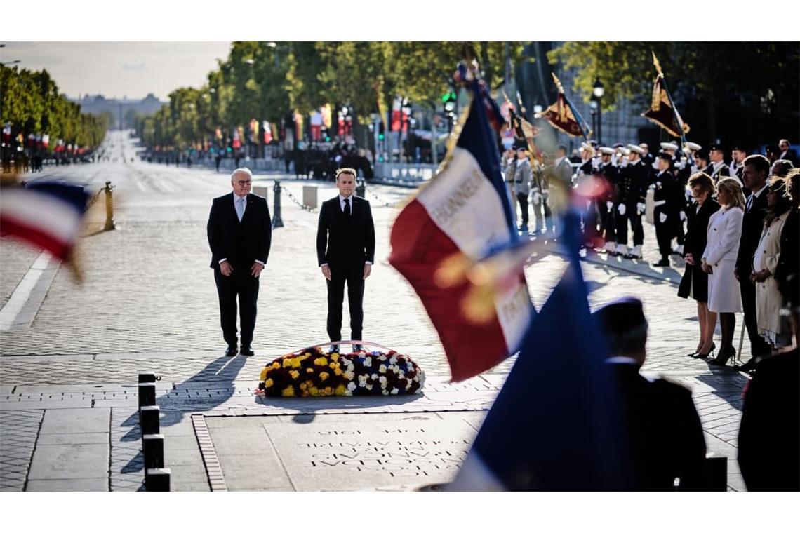 Bundespräsident Frank-Walter Steinmeier (l) und Emmanuel Macron, Präsident von Frankreich, legen am Grab des Unbekannten Soldaten in Paris einen Kranz nieder.