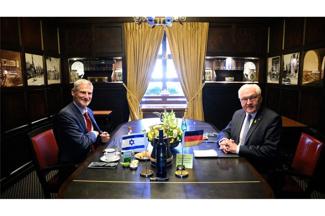 Bilder des Tages Bundespräsident Frank-Walter Steinmeier (r) und Jair Golan, Abgeordneter der Knesset, treffen sich zu einem Gespräch im Hotel King David.