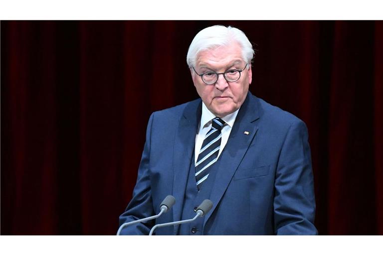 Steinmeier mahnt zu „sorgsamem Umgang“ mit dem Rechtsstaat Bundespräsident Frank-Walter Steinmeier spricht im Badischen Staatstheater beim Festakt im Rahmen der Feierlichkeiten „75 Jahre Bundesgerichtshof und Bundesanwaltschaft“.