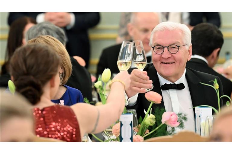 Bundespräsident Frank-Walter Steinmeier stößt beim Dinner des Bundespresseballs in Berlin mit Regina Kramer, Ehefau des Vorsitzender der Bundespressekonferenz, an.