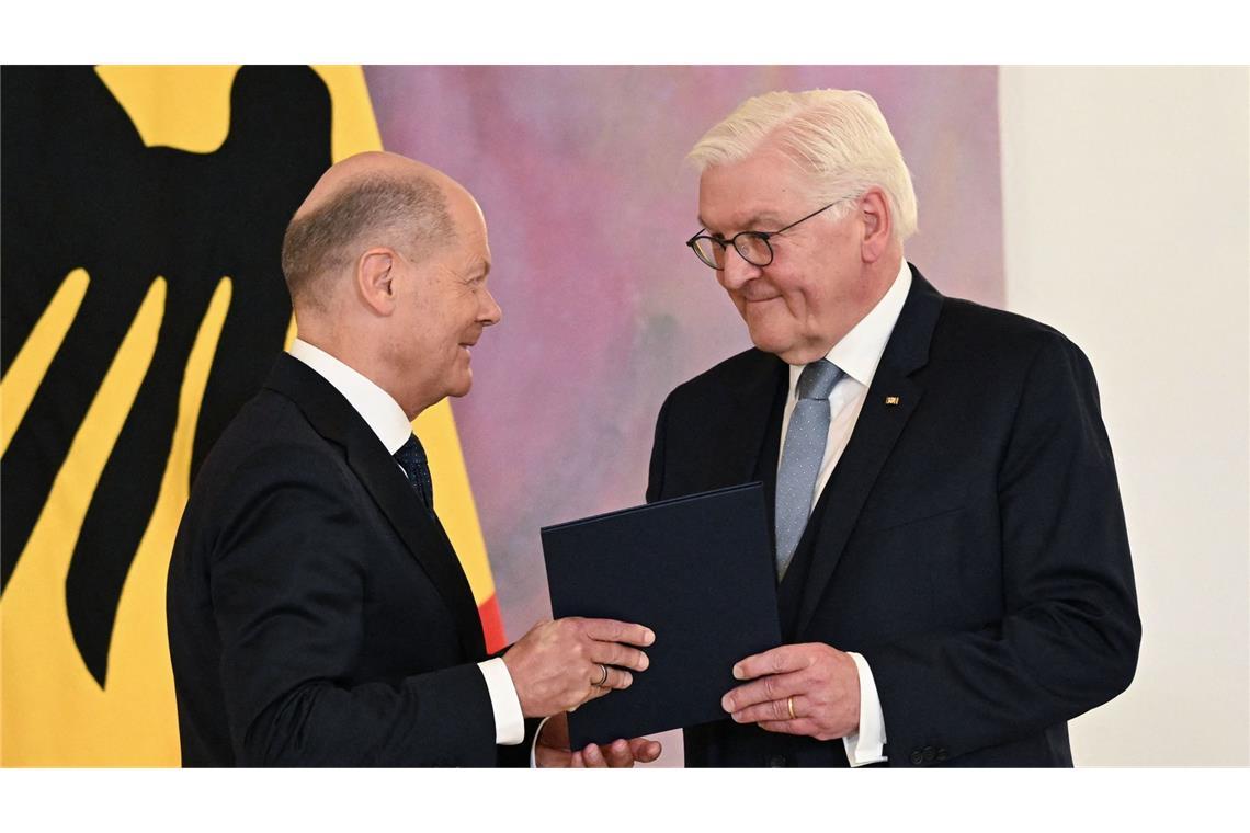Neuer Bundestag konstituiert - alte Regierung entlassen Bundespräsident Frank-Walter Steinmeier übergibt Olaf Scholz die Entlassungsurkunde.