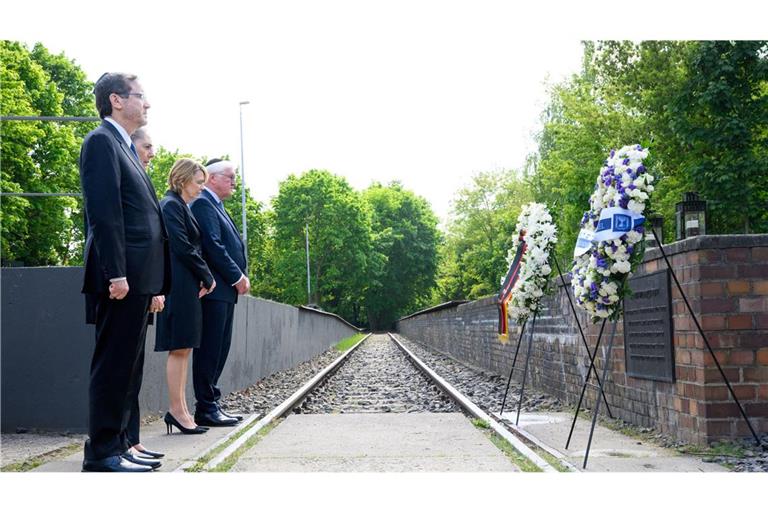 Bundespräsident Frank-Walter Steinmeier und Israels Präsident Izchak Herzog Kränze am Mahnmal Gleis 17 in Berlin abgelegt.