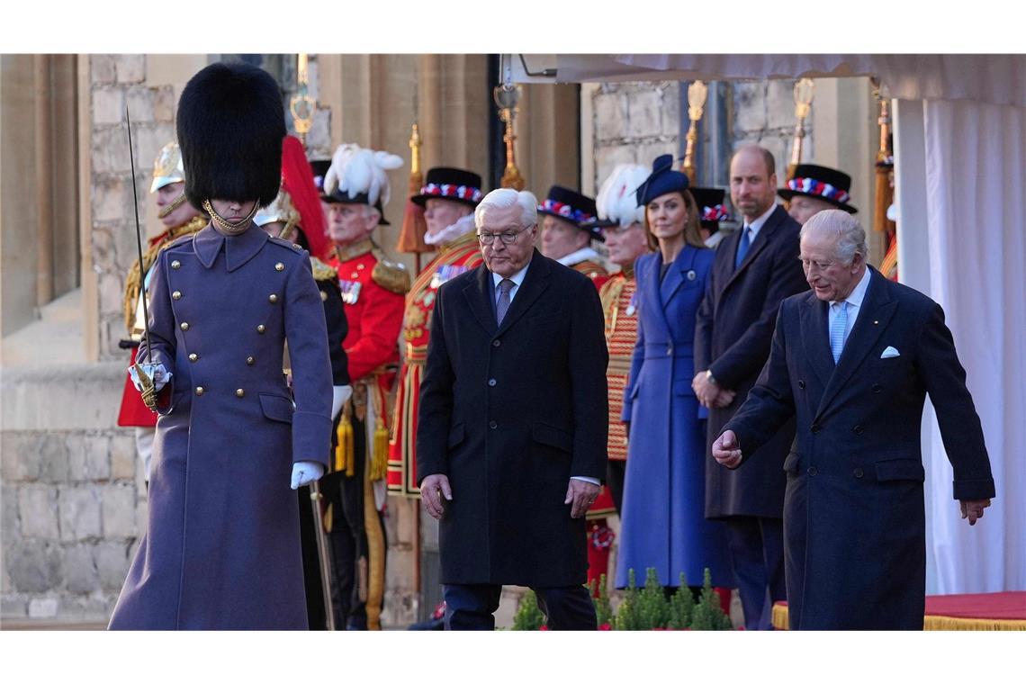 Bundespräsident Frank-Walter Steinmeier und König Charles III. inspizieren bei der feierlichen Begrüßung im Innenhof von Schloss Windsor die Ehrenformation.