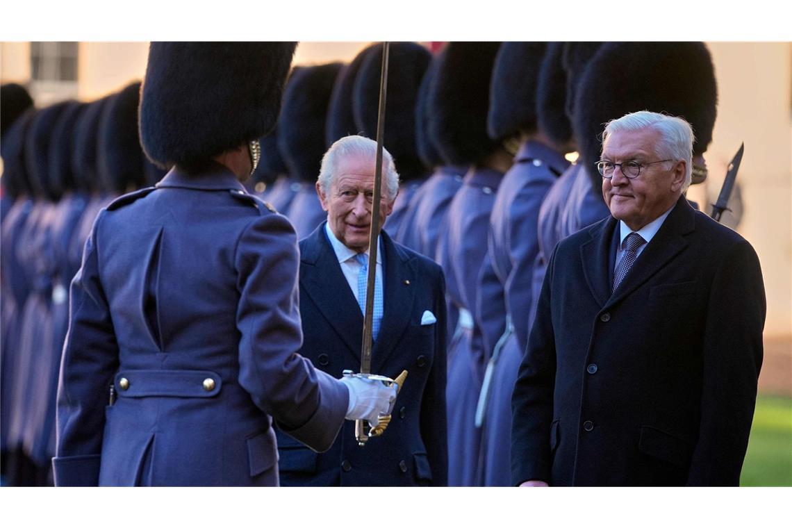 Bundespräsident Frank-Walter Steinmeier und König Charles III. schreiten bei der Zeremonie im Innenhof von Schloss Windsor eine Ehrenformation ab.