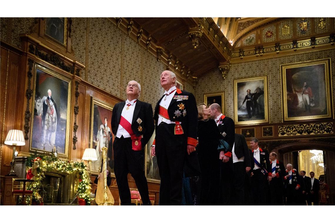Bundespräsident Frank-Walter Steinmeier und König Charles III. gehen mit anderen Gästen zu einem Abendessen zu Ehren des Bundespräsidenten und seiner Frau in der St. George’s Hall von Schloss Windsor.