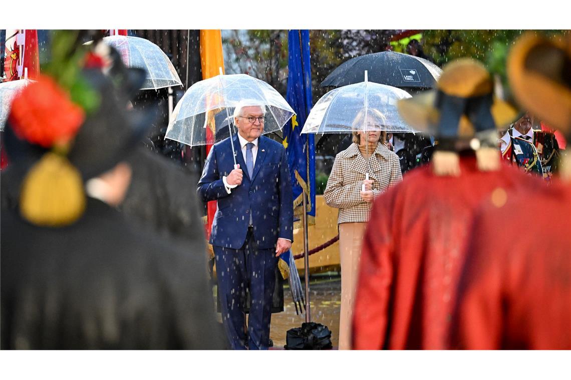 Bilder des Tages Bundespräsident Frank-Walter Steinmeier und seine Ehefrau Elke Büdenbender nehmen im strömenden Regen am landesüblichen Empfang durch die Tiroler Schützenkompanie teil.