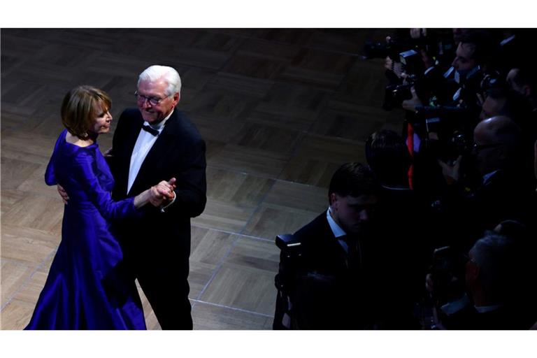 Bundespräsident Frank-Walter Steinmeier und seine Frau Elke Büdenbender tanzen den Eröffnungswalzer beim Bundespresseball.