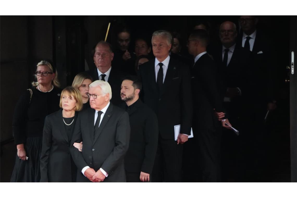 Bundespräsident Frank-Walter Steinmeier und seine Frau Elke Büdenbender verlassen die Trauerfeier in Oslo. Hinter ihnen sind der ukrainische Präsident Wolodymyr Selenskyj und seine Frau Olena Selenska zu sehen – zwei der zahlreichen internationalen Staatsgäste bei der Beisetzung König Haralds V.