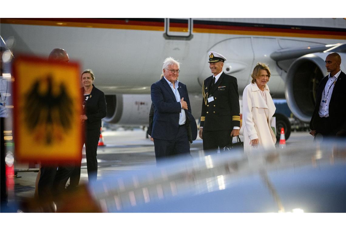 Bilder des Tages Bundespräsident Frank-Walter Steinmeier und seine Frau Elke Büdenbender kommen auf dem Internationalen Flughafen in Riga an. Bundespräsident Steinmeier und seine Frau sind zu einem dreitägigen Besuch im Baltikum.