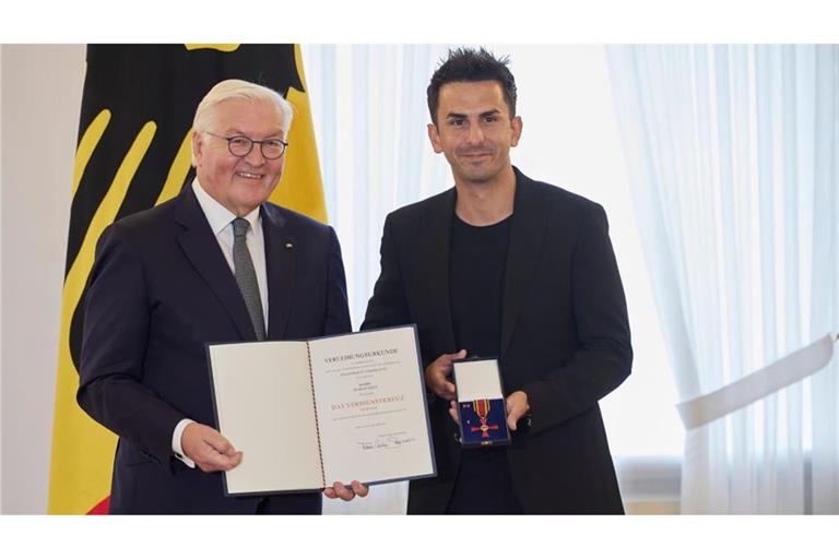 Bundespräsident Frank-Walter Steinmeier verlieh Serkan Eren im Jahr 2023 das Bundesverdienstkreuz zum Tag der Deutschen Einheit. Nun sitzt Eren im Iran in Haft.