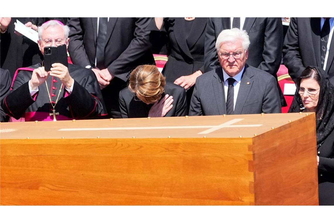 Bemerkenswerte Momente rund um die Papst-Trauerfeier Bundespräsident Frank-Walter Steinmeier vor dem Sarg.