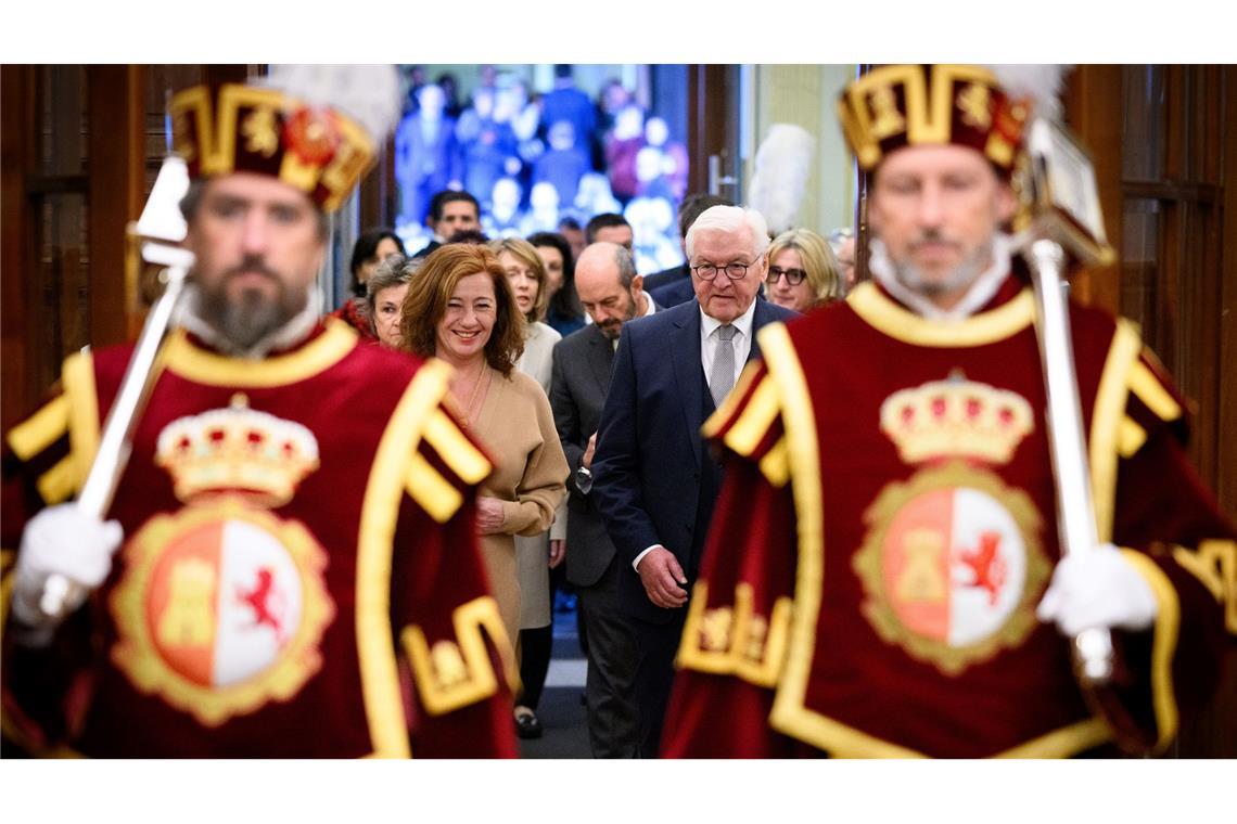 Bundespräsident Frank-Walter Steinmeier wird bei seinem Staatsbesuch im Königreich Spanien von Francesca Lluc Armengol Socias, Präsidentin des Abgeordnetenhauses, im Abgeordnetenhaus begrüßt.