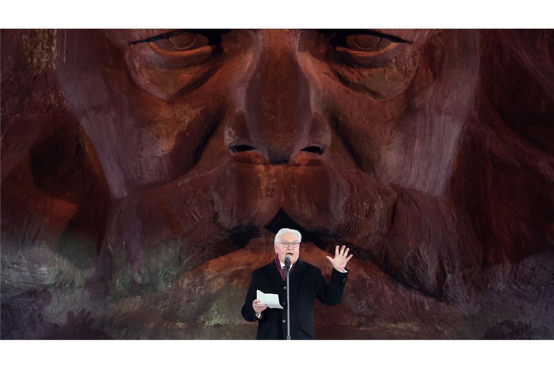 Bilder des Tages Bundespräsident Steinmeier eröffnet vor dem Chemnitzer Karl-Marx-Monument das Kulturhauptstadtjahr.