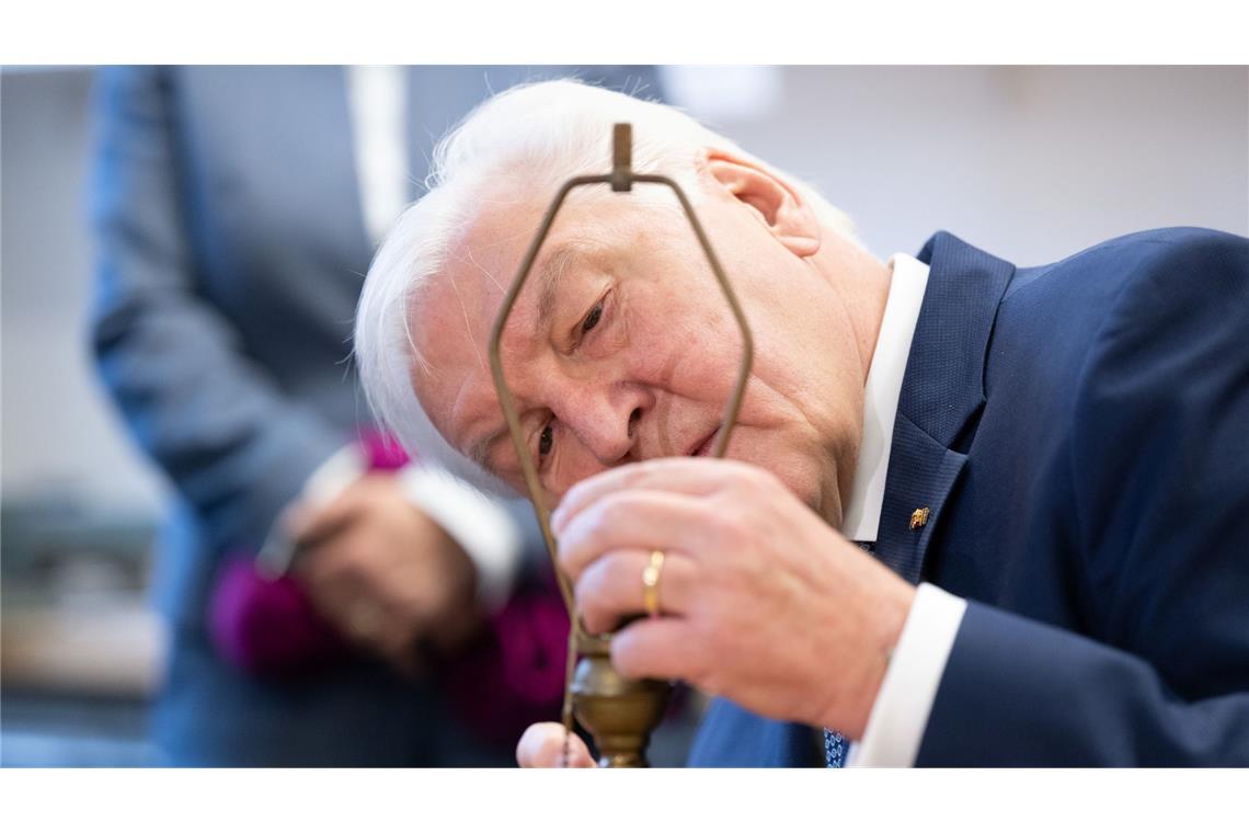 Bundespräsident Steinmeier legt den Schraubenzieher an
