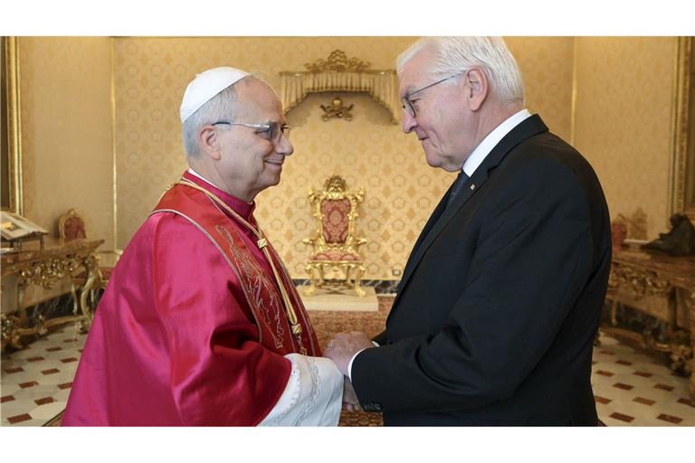 Bundespräsident Steinmeier trifft dem Papst bei Privataudienz.