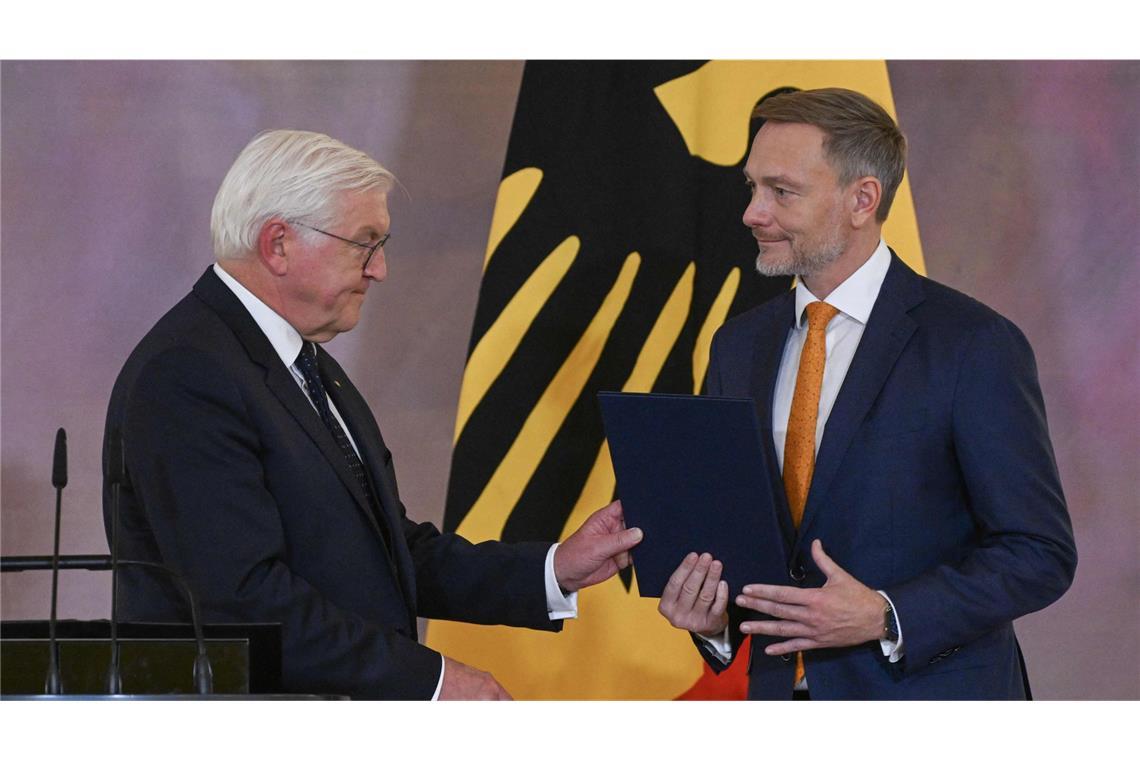 Bundespräsident Steinmeier händigt Entlassungsurkunden aus Bundespräsident Steinmeier überreichte auch Bundesfinanzminister Christian Lindner eine Entlassungsurkunde.