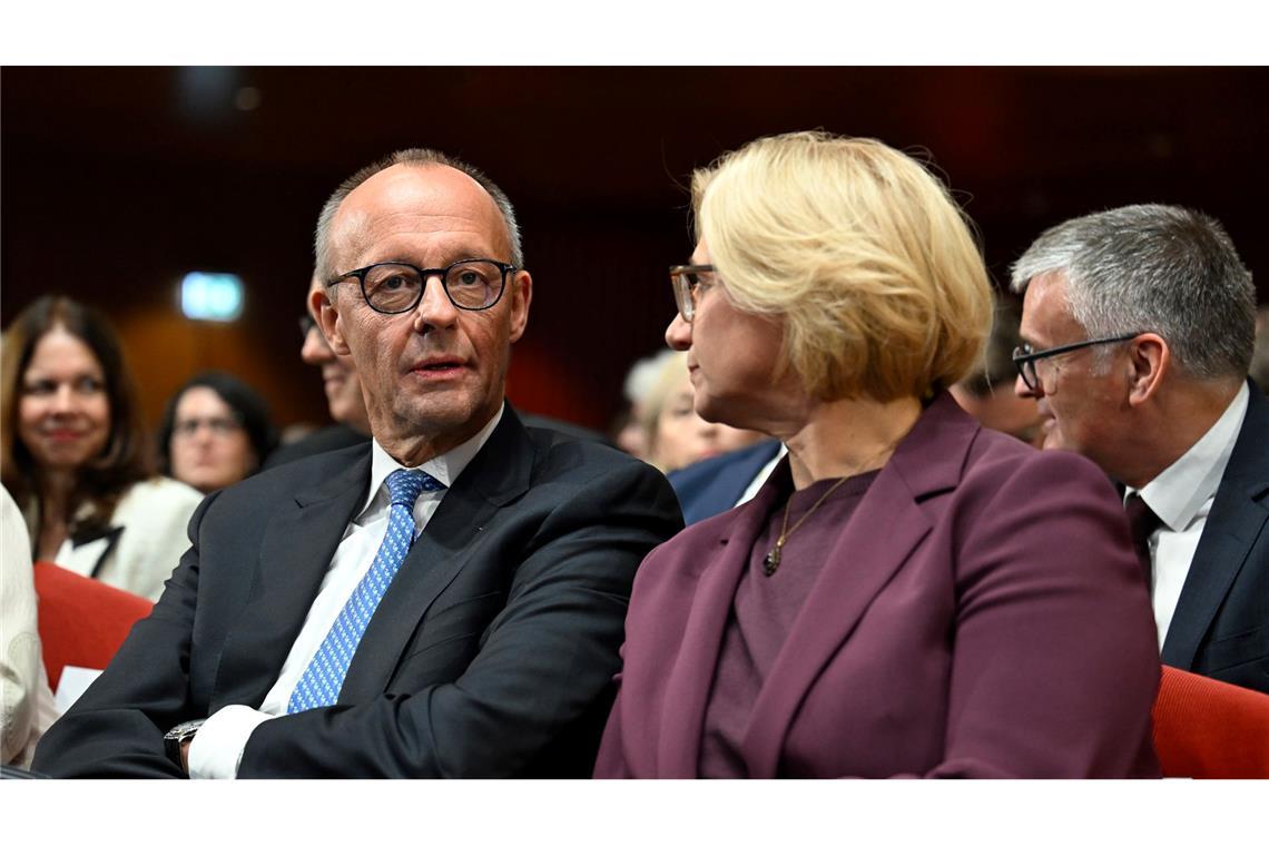 Merz mahnt zu "Kraftanstrengung" und "Aufbruch" Bundesratspräsidentin Anke Rehlinger, die Ministerpräsidentin des Saarlands, richtet die Einheitsfeier aus.