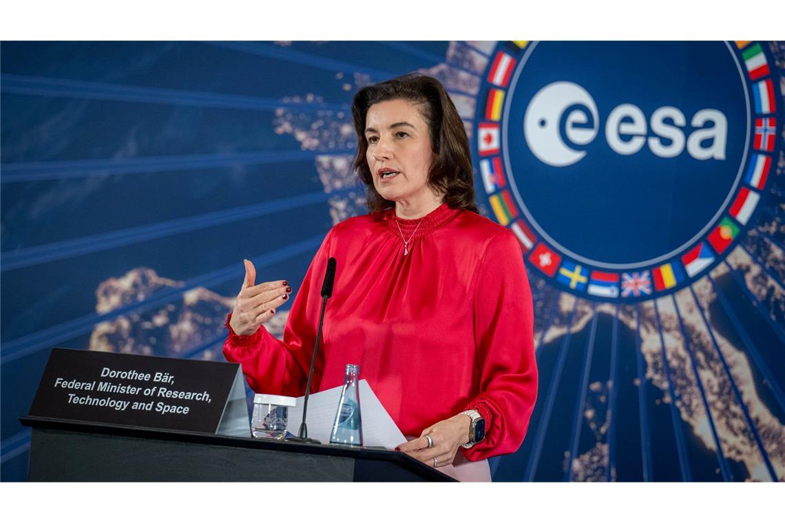 Bundesraumfahrtministerin Dorothee Bär (CSU) setzt auf eine deutsche Teilnahme bei einer künftigen Mond-Mission. (Archivbild)