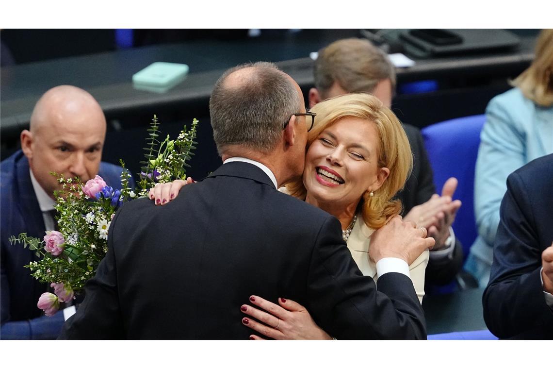 Bilder des Tages Bundestag: Neue Bundestagspräsidentin Julia Klöckner nimmt die Glückwünsche von Friedrich Merz entgegen.