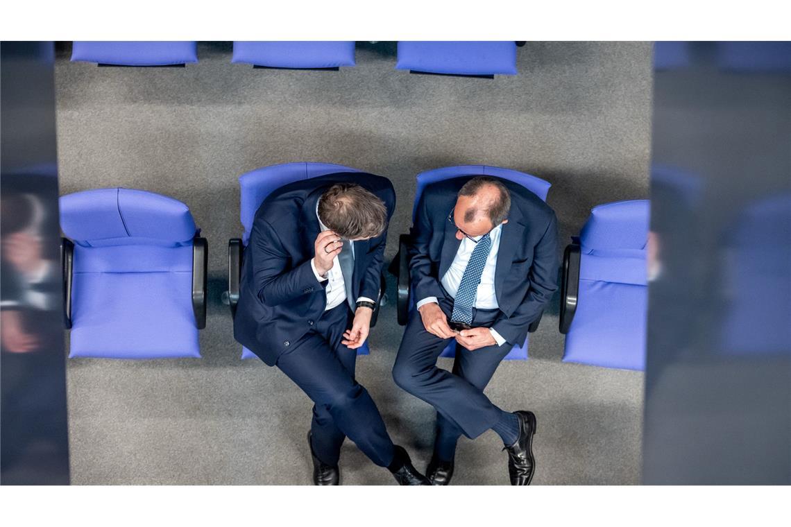 Bilder des Tages Bundestag - Sondersitzung zur Grundgesetzänderung: Lars Klingbeil (l), SPD Fraktionschef und Bundesvorsitzender, spricht mit Friedrich Merz, CDU/CSU Fraktionsvorsitzender und CDU Bundesvorsitzender.