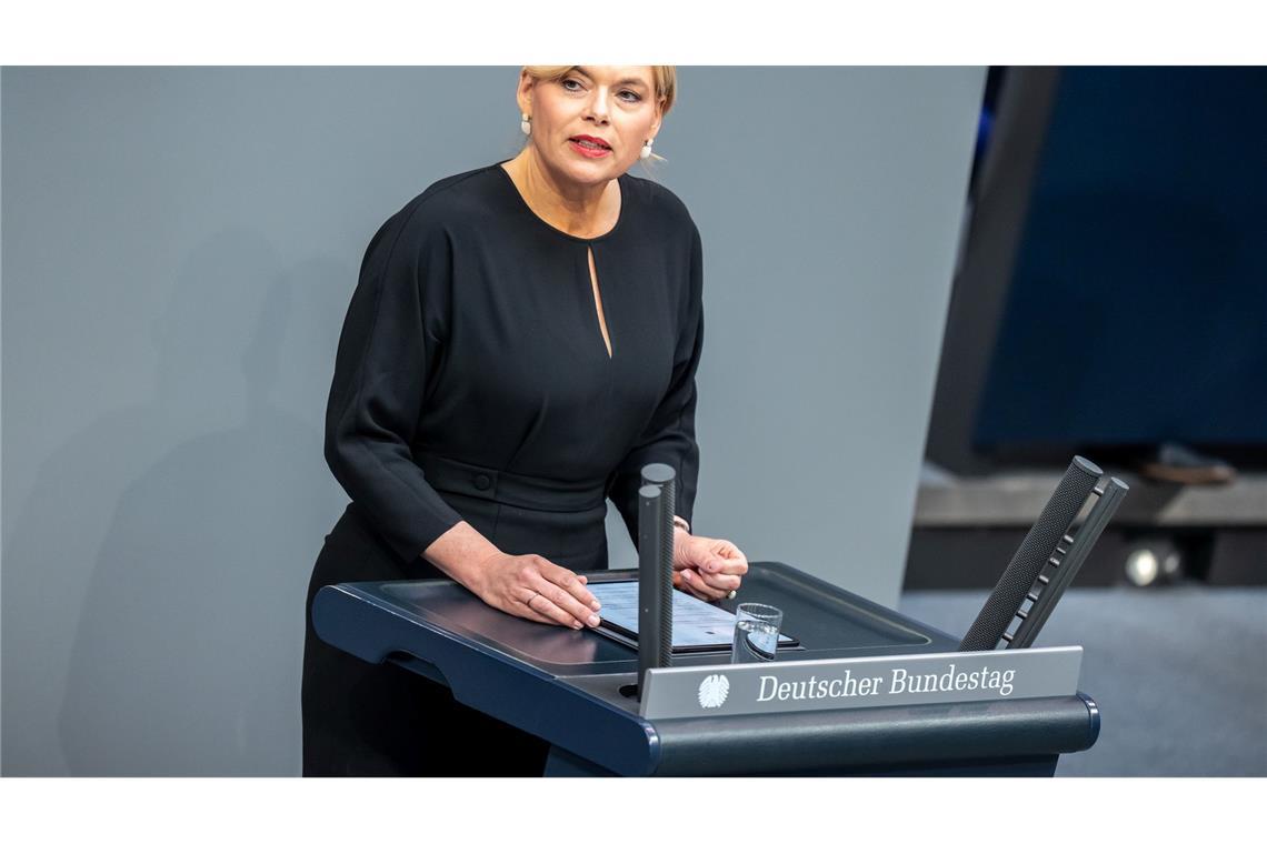 Steinmeier fordert Festhalten an Lehren aus der NS-Diktatur Bundestagspräsidentin Klöckner eröffnet die Gedenkstunde des Bundestags.