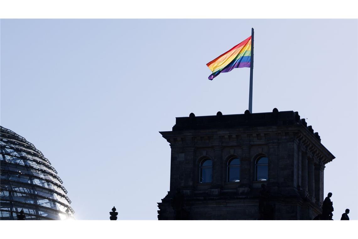 Bundestagspräsidentin Klöckner lässt die Fahne nur noch am Internationalen Tag gegen Homophobie hissen.