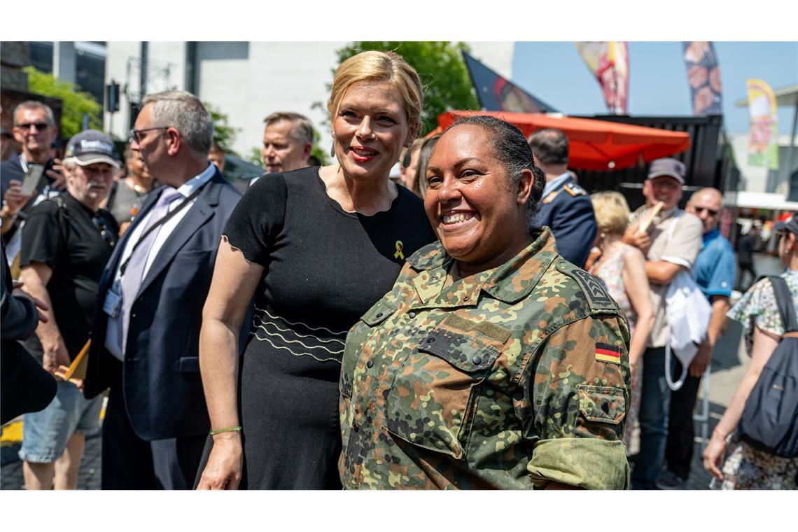 Pistorius: Bundeswehr gehört in Mitte der Gesellschaft Bundestagspräsidentin Klöckner posiert für ein Foto mit einer Veteranin.