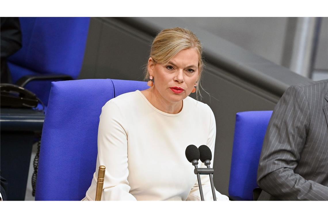 Bundestag will ran an die "digitale Theke" Tiktok Bundestagspräsidentin Klöckner will die Arbeit des Parlaments künftig auch auf Tiktok vorstellen. (Archivbild)
