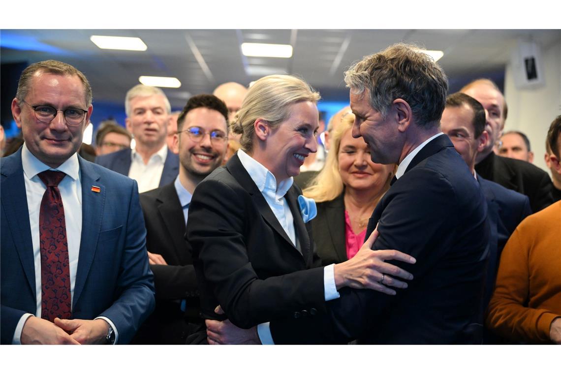 Bilder des Tages Bundestagswahl: Alice Weidel, Bundesvorsitzende und Kanzlerkandidatin der AfD, und Björn Höcke (r, AfD) reagieren bei der Wahlparty der AFD in der AfD Bundesgeschäftsstelle auf das gute Ergebnis der AfD.