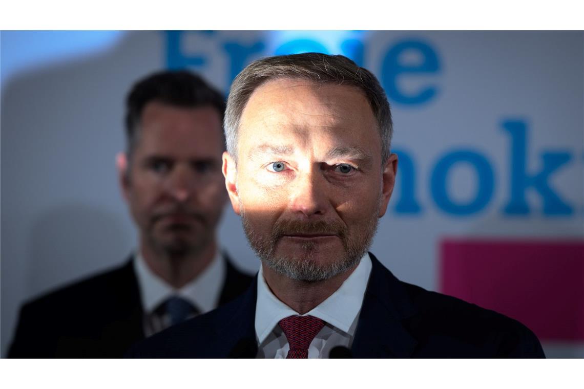 Bilder des Tages Bundestagswahl: Ein Schlaglicht fällt auf das Gesicht von FDP-Chef Christian Lindner. Den Hochrechnungen nach kommt die FDP wohl nicht mehr in den Bundestag.
