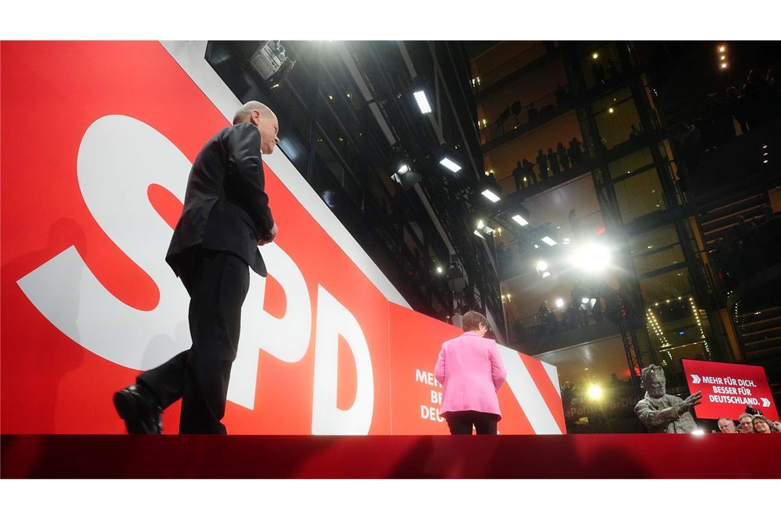 Bilder des Tages Bundestagswahl: Olaf Scholz (r), einer der großen Verlierer der Wahl, geht bei der Wahlparty der SPD über die Bühne.