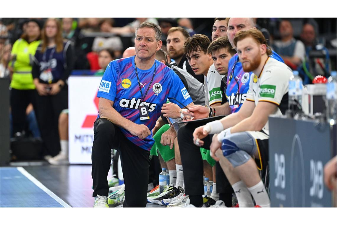 Bundestrainer Alfred Gislason benötigt beim kräfteraubenden EM-Turnier auch eine starke Bank.