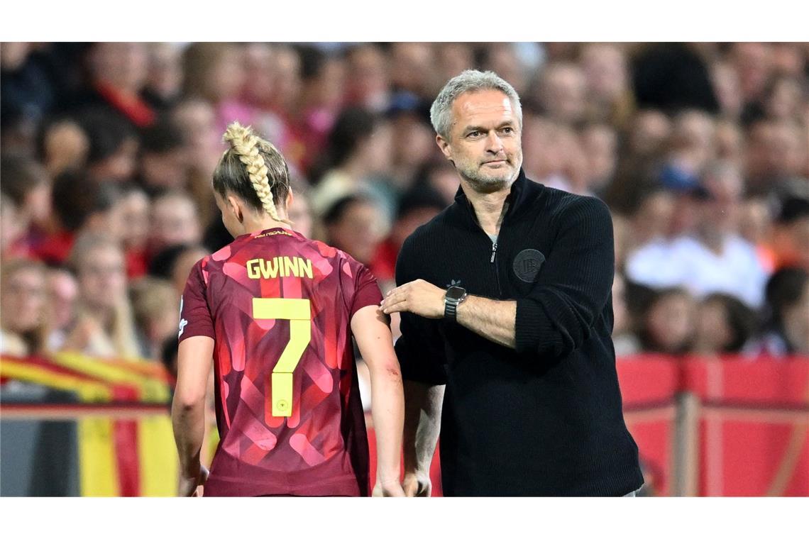 Bundestrainer Christian Wück (r/mit Kapitänin Giulia Gwinn) verlängerte seinen Vertrag langfristig. (Archivbild)