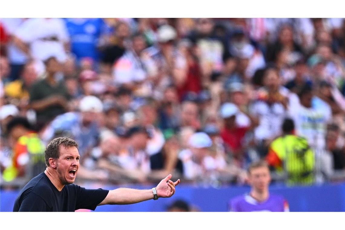 Bundestrainer Julian Nagelsmann gibt taktische Anweisungen.