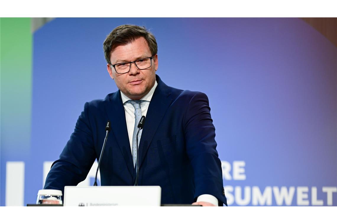Bundesumweltminister Carsten Schneider (SPD) will sich in Bonn dafür einsetzen, dass die Staatengemeinschaft ihr Tempo beim Ausbau der erneuerbaren Energien erhöht (Archivbild).