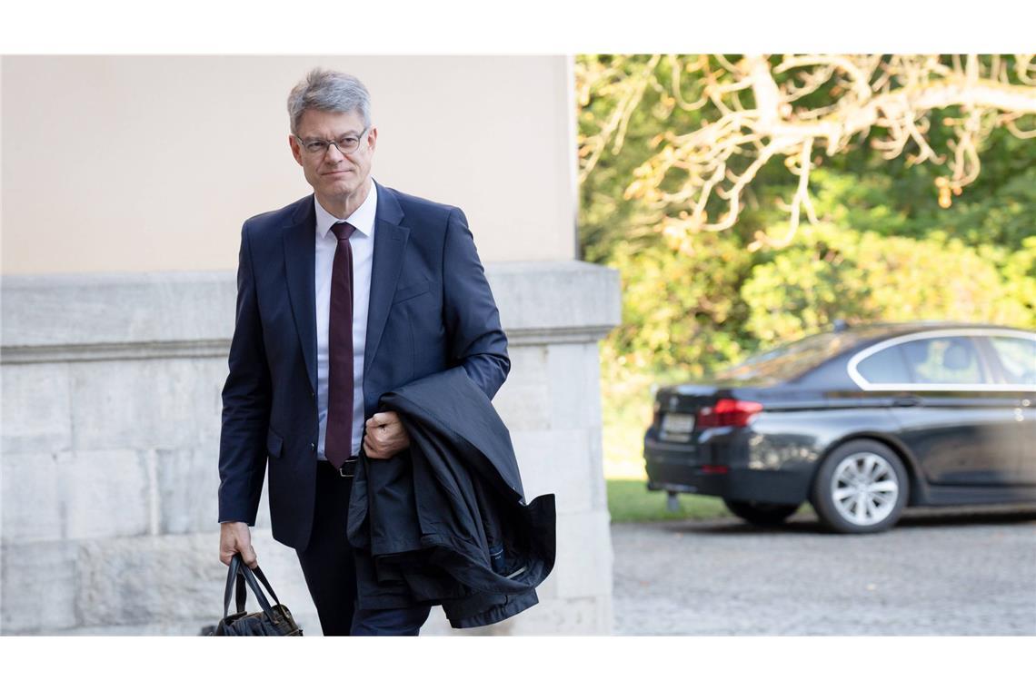 Merz: Verkehrsminister Schnieder hat Krankenhaus verlassen Bundesverkehrsminister Patrick Schnieder auf dem Weg zur Kabinettsklausur.