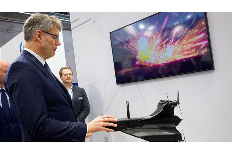 Bundesverkehrsminister Patrick Schnieder (CDU) bei der Messe Xponential am Messestand von Rheinmetall, wo eine Abfangdrohne zu sehen ist.