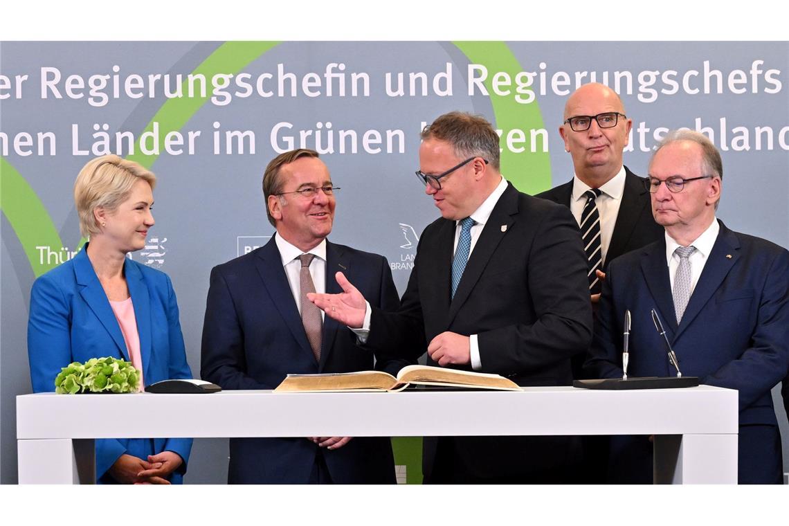 Ost-Länder wollen von Rüstungsmilliarden profitieren Bundesverteidigungsminister Boris Pistorius nahm auf Schloss Ettersburg an Beratungen der ostdeutschen Ministerpräsidenten teil. Es ging um die Verteidigungsfähigkeit.