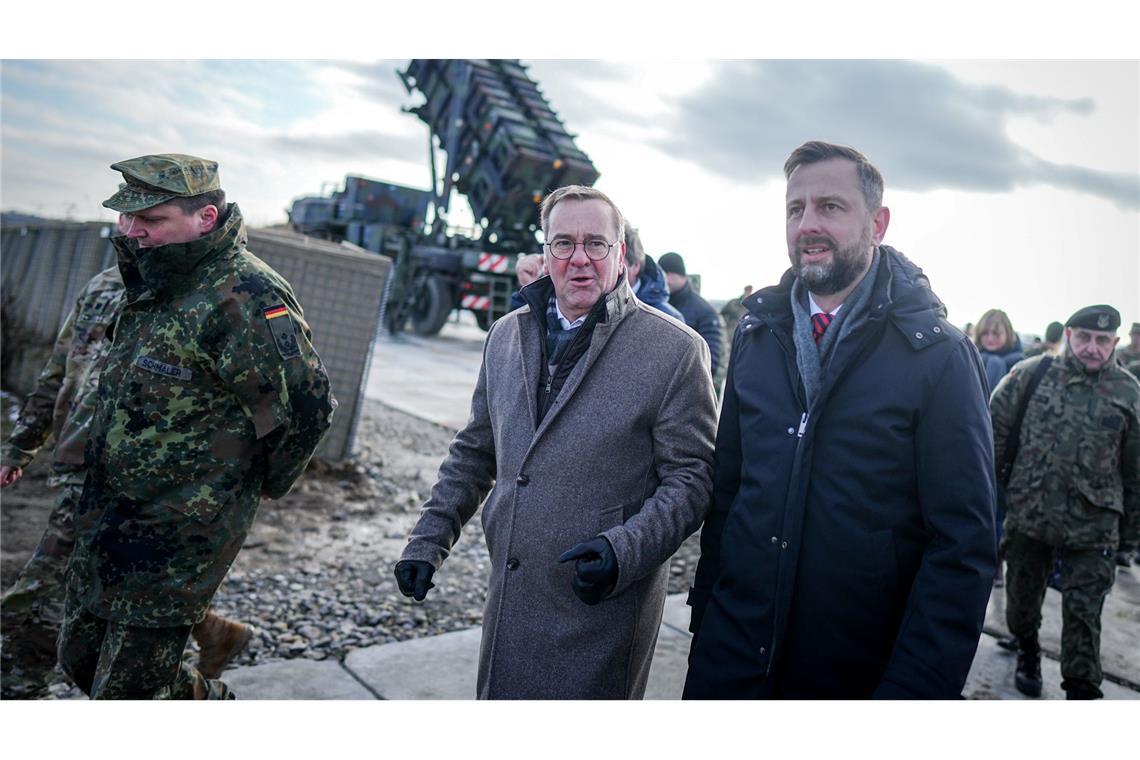 Deutsche Flugabwehr schützt Flughafen bei Rzeszow in Polen Bundesverteidigungsminister Boris Pistorius und sein polnischer Amtskollege Wladyslaw Kosiniak-Kamysz vor der Patriot-Flugabwehrstellung in Rzeszow. (Foto aktuell)