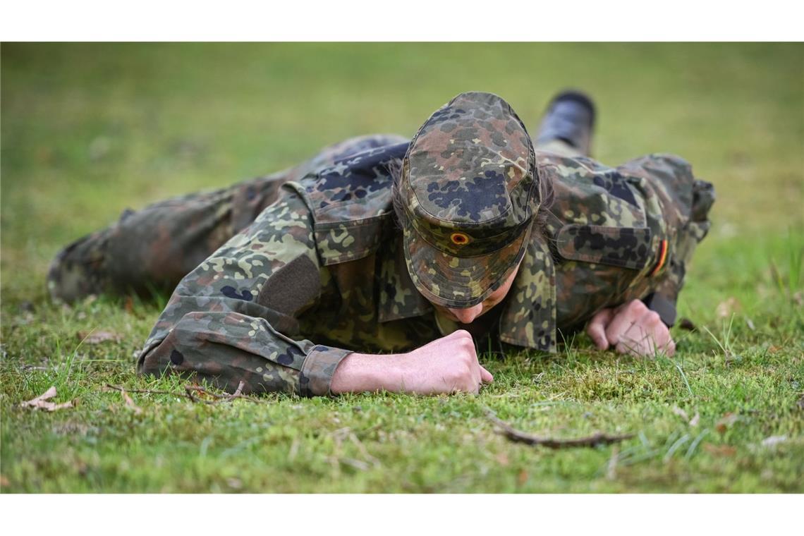„Schwedisches Modell“ bei der Wehrpflicht Bundeswehr-Soldat bei einer Übung – müssen bald sogar junge Frauen an die Waffe?