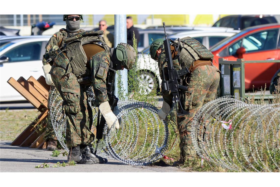 Bundeswehrsoldaten sind bei der Großübung "Red Storm Bravo“ mit dem Aufbau eines Checkpoints im Hamburger Hafen beschäftigt.