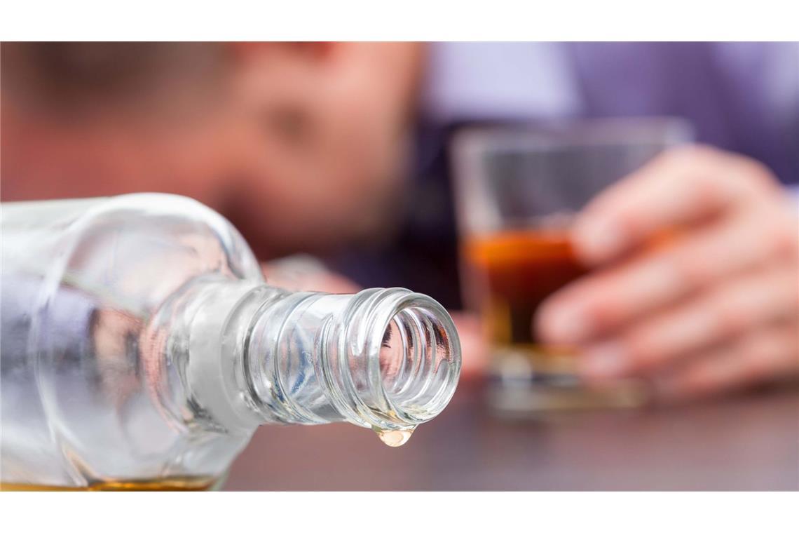 In diesen Bundesländern gibt es am meisten Alkoholsüchtige Bundesweit liegt der Anteil der Menschen, die sich 2023 wegen Alkoholsucht behandeln ließen bei 1,7 Prozent. (Symbolbild)