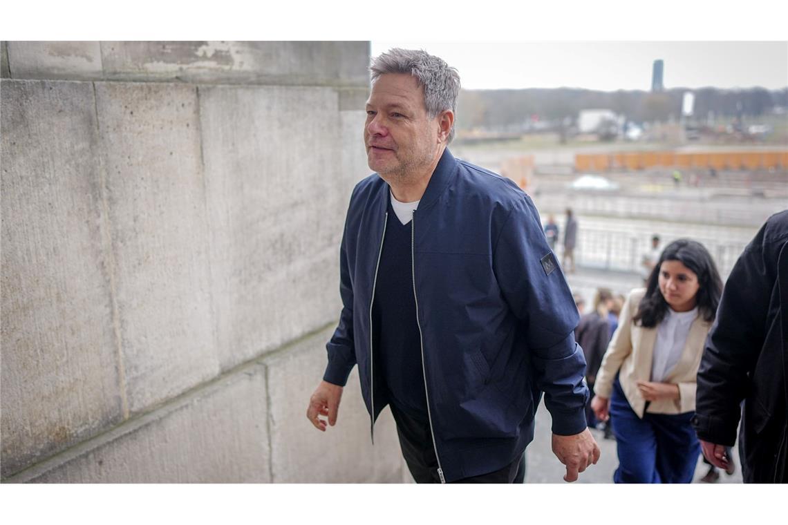 Gut jeder zehnte Abgeordnete hat Migrationshintergrund Bundeswirtschaftsminister Robert Habeck und Misbah Khan, Grünen-Abgeordnete aus Rheinland-Pfalz, gehen zur Sitzung ihrer Fraktion.