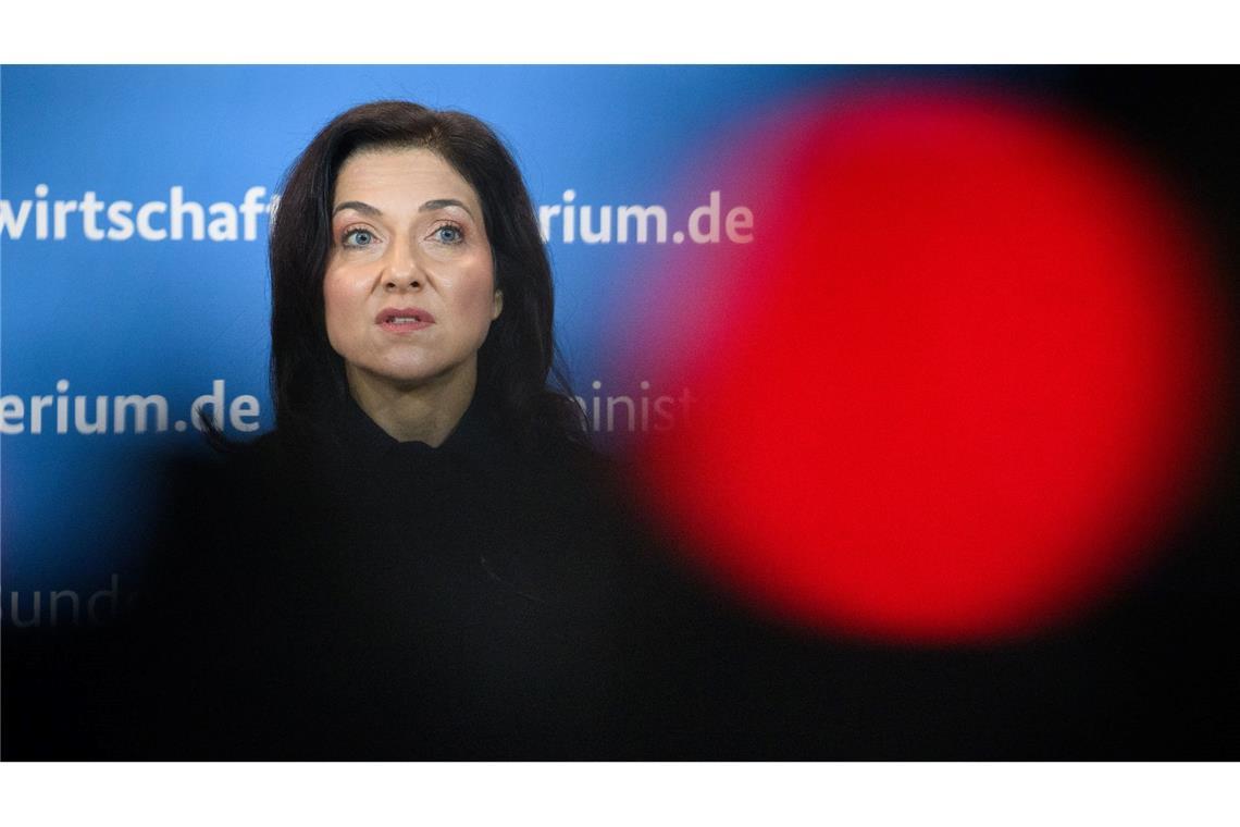 Bundeswirtschaftsministerin Reiche soll den Ländern einen Plan zur Entlastung der Verbraucher präsentieren. (Archivbild)