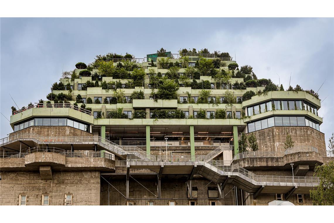 Bunker oder Tiefgarage? – Zivilschutz-Debatte in Deutschland Bunkeranlagen, wie dieser Flakbunker aus dem Zweiten Weltkrieg in Hamburg (St. Pauli), wurden in Friedenszeiten unter anderem zu Kunst- und Kulturstätten umgestaltet.