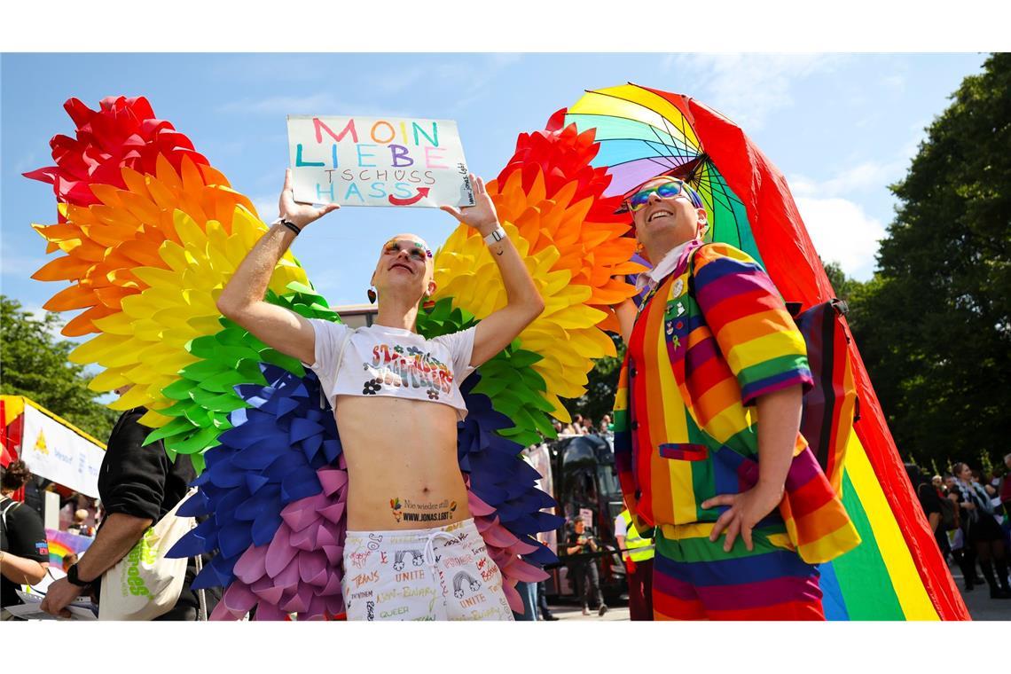 Rekord: 260.000 Menschen feiern bei CSD-Demo in Hamburg Bunt, laut und politisch: Die Pride Parade in Hamburg findet zum 45. Mal statt.